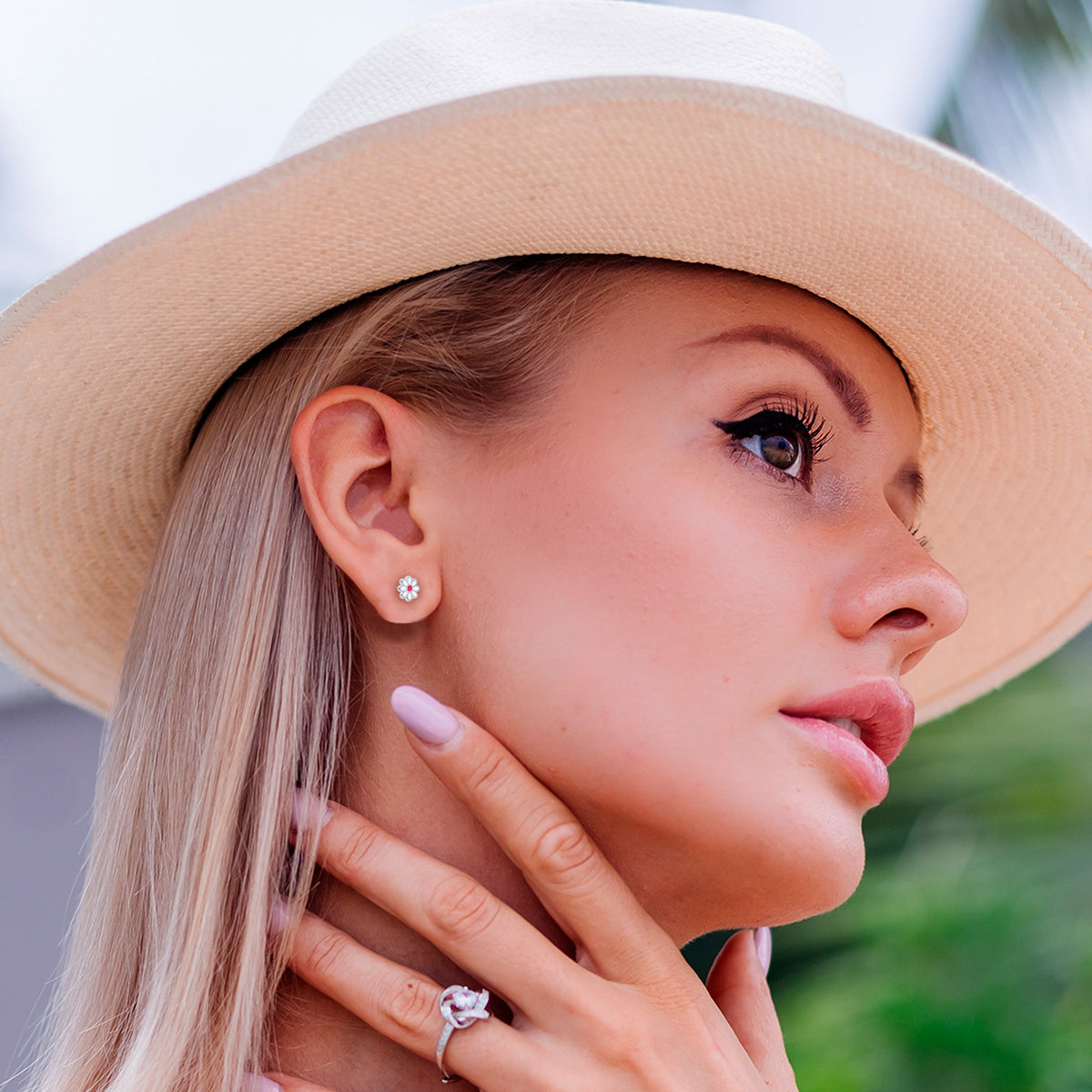 Daisy Flower Flat Back Stud Earrings - 1 Pair